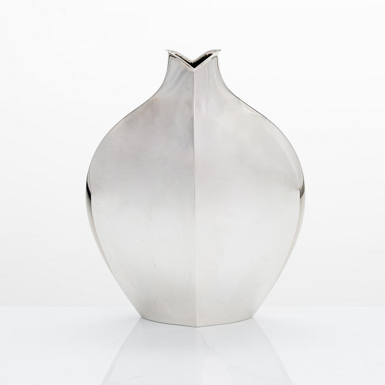 Tapio Wirkkala, sterling silver vase model TW 42, Kultakeskus, Hämeenlinna 1970.