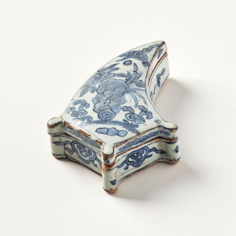A blue and white box with cover, Ming dynasty, 16th century.
