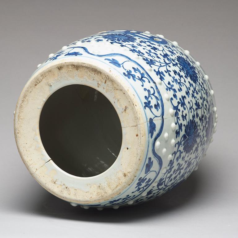 A pair of blue and white garden seats, Qing dynasty, 18th Century.