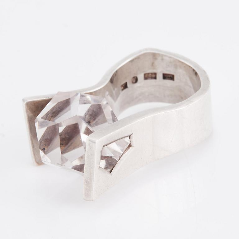 Rey Urban, ring sterlingsilver med fasettslipad bergkristall, Stockholm 1982.