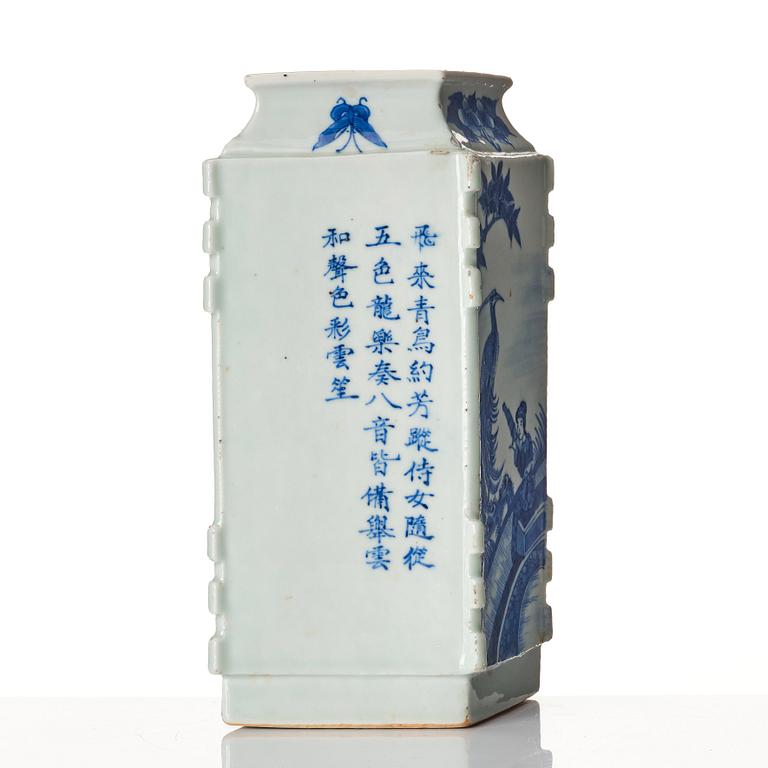 A blue and white vase, late Qing dynasty, circa 1900.