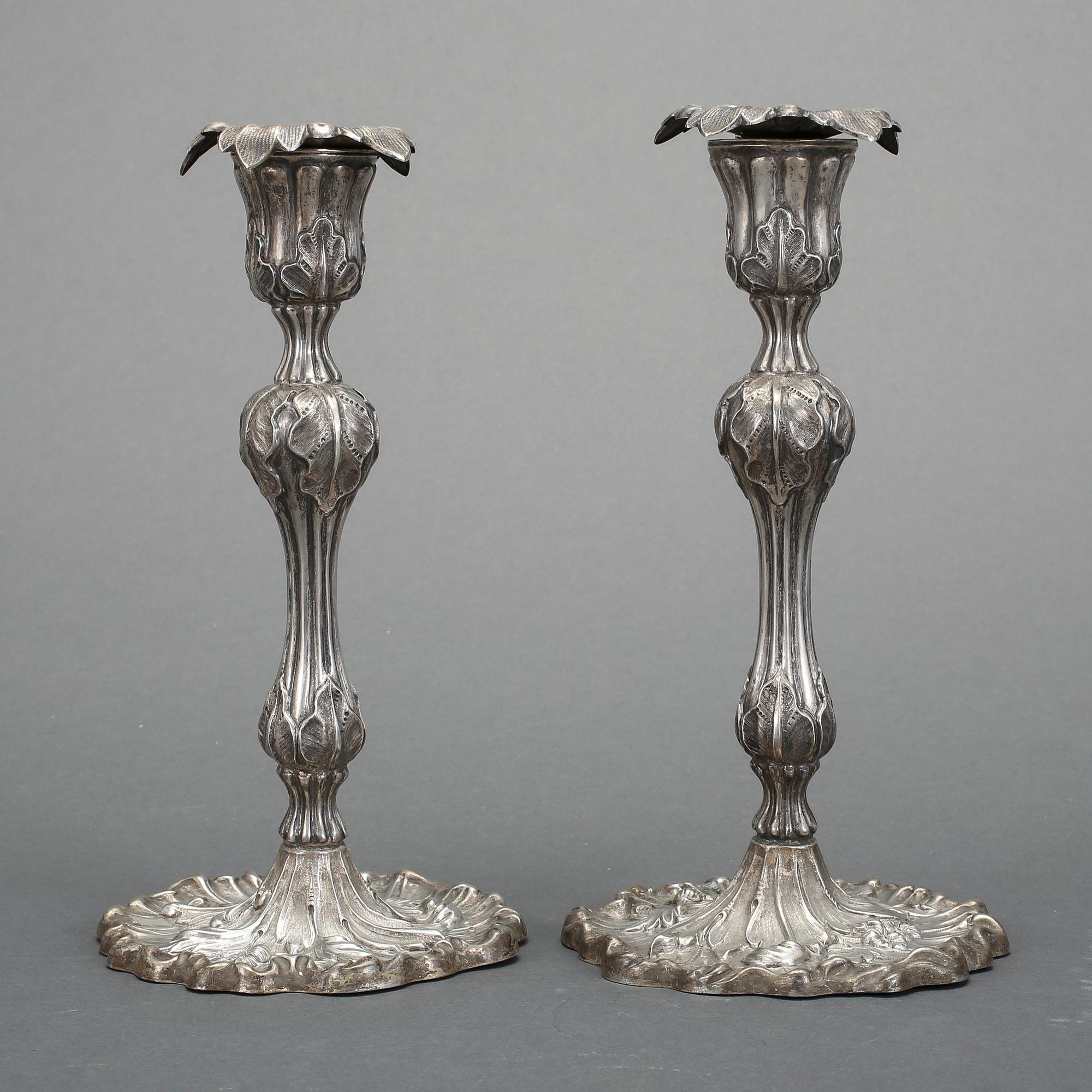 LJUSSTAKAR, ett par, silver, nyrokoko. Gustaf Möllenborg-Féron, Stockholm, 1855. Vikt ca 577 gram.
