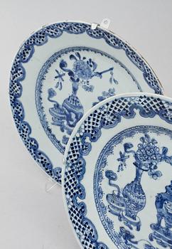 TALLRIKAR, 3 st, porslin, Kina, 1700-tal.