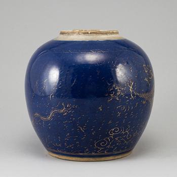 A Chinese dragon jar, Qing dynasty, presumably around 1800.