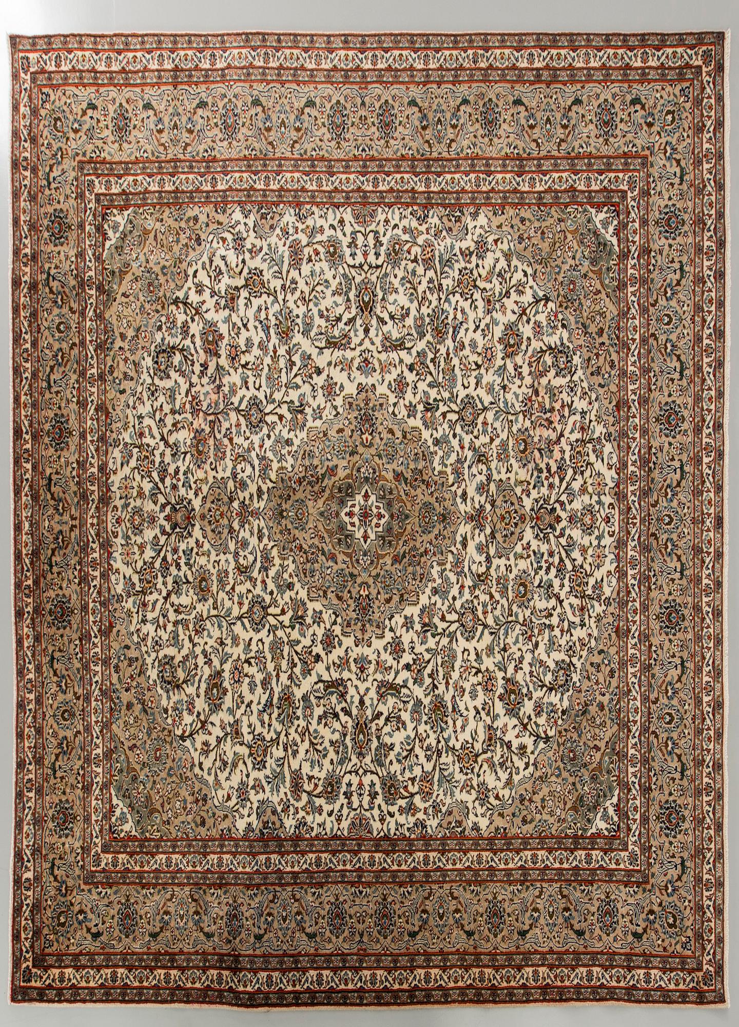 MATTA Kashmar old ca 370 x 295 cm.