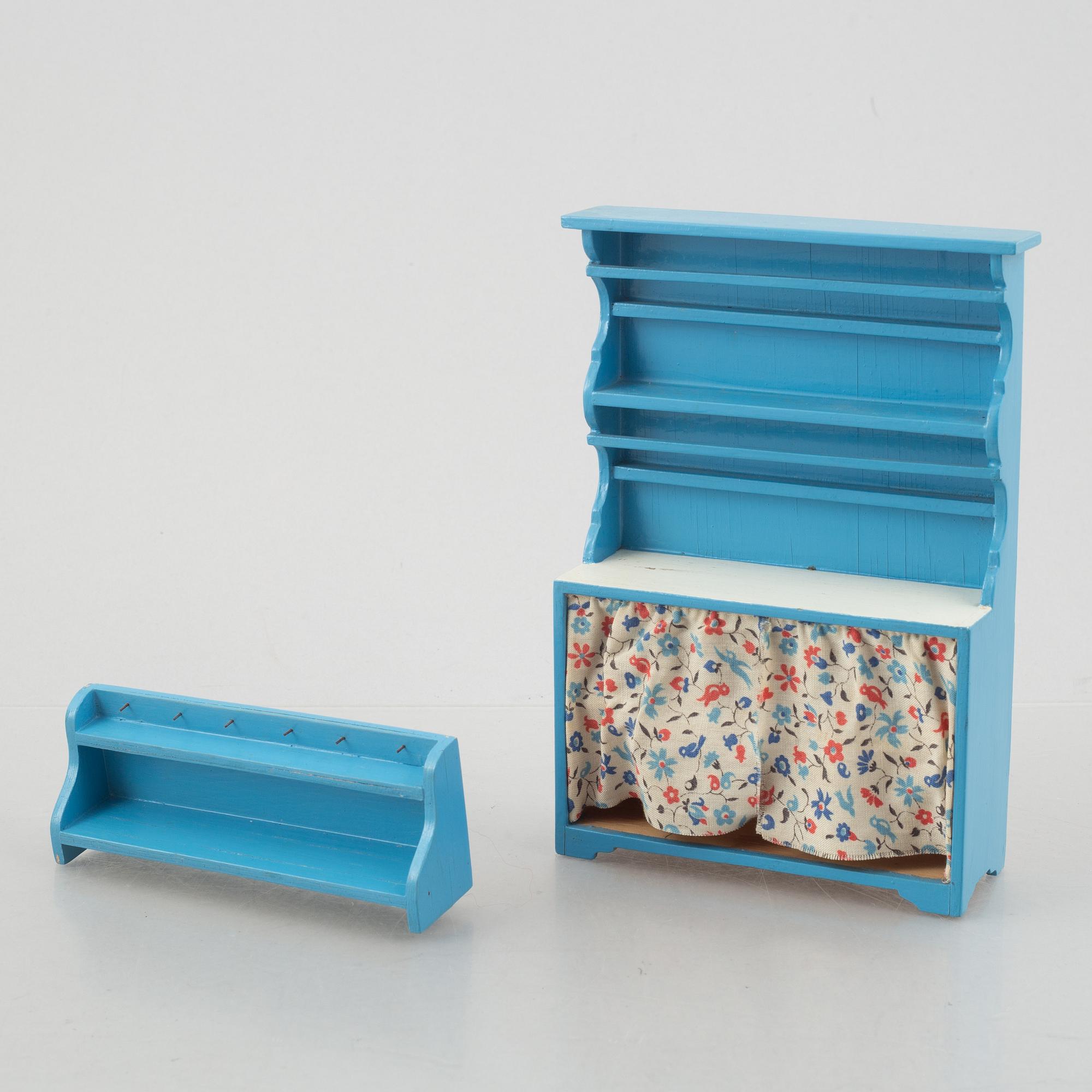 Dockskåpsmöbler, 6 delar samt accessoarer, Berit Bergström, Nolbyn, Värmländskt Hantverk, 1940-/50-tal.