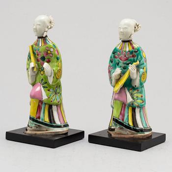 Two chinese porcelain figurines of ladies playing insturements, Qing dynasty, circa 1800.