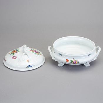 TERRIN MED LOCK, porslin, Nymphenburg, 1900-talets första hälft.