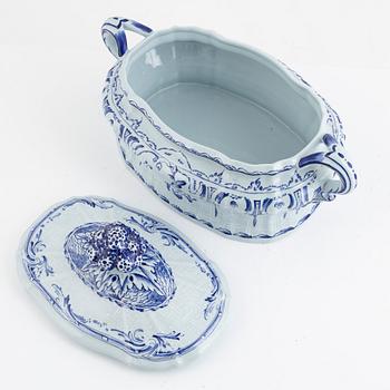 Tureen, porcelain, after an original from 1758, Rörstrand, 1976.