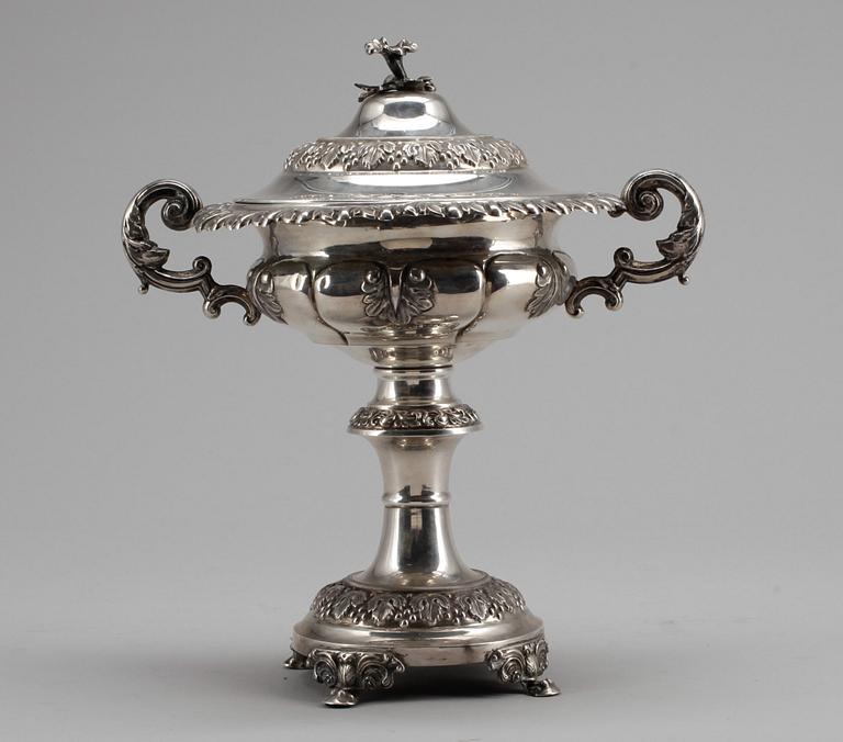 SOCKERSKÅL PÅ FOT, silver, senempire, Carl Nyström, Stockholm 1845. Vikt ca 585 gram.