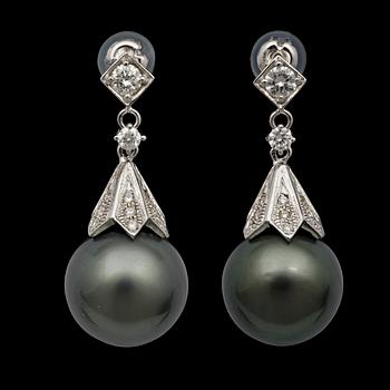 202. A pair of cultured Tahiti pearl, 13,3 mm, and brilliant cut diamond earrings.