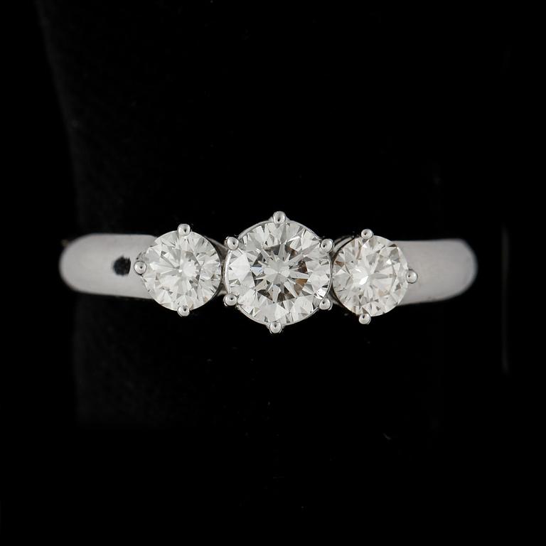RING, 14k vitguld med briljantslipade dimanter ca0,45ct + totca0,43ct. Vikt 3,4g.