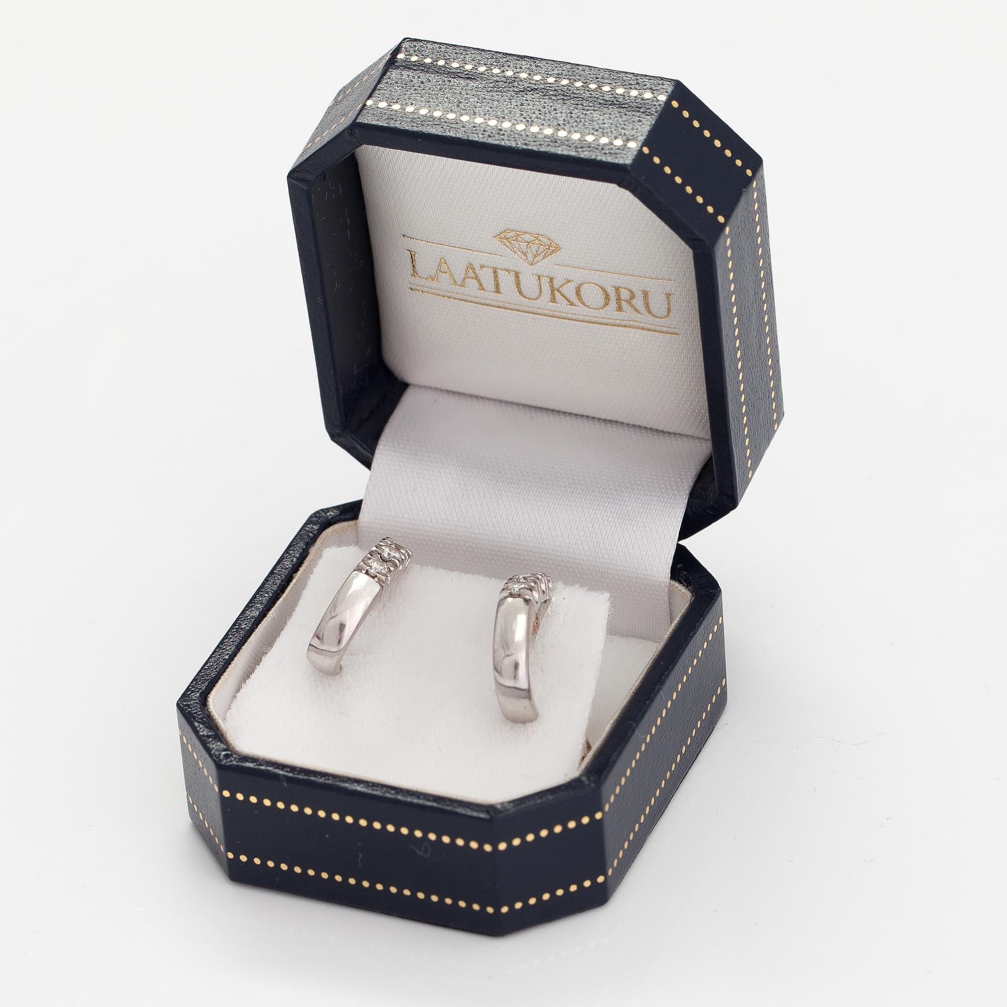 ÖRHÄNGEN, 14K vitguld, diamanter ca 0.42 ct tot. Silván.