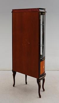 VITRINSKÅP, 1900-talets andra hälft.