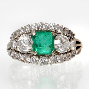 Ring 18K vitguld med 1 smaragd och gammalslipade briljanter och briljanter ca 1 ct.