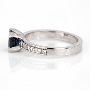 RING, 14K vitguld med safir ca 1.18 ct och briljantslipade diamanter totalt ca 0.16 ct. Total vikt 3,9 g.