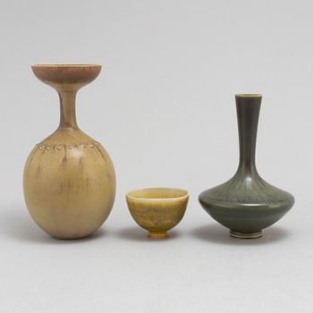 GUSTAVSBERG STUDIO, three stoneware items by Bernt Friberg and Stig Lindberg.