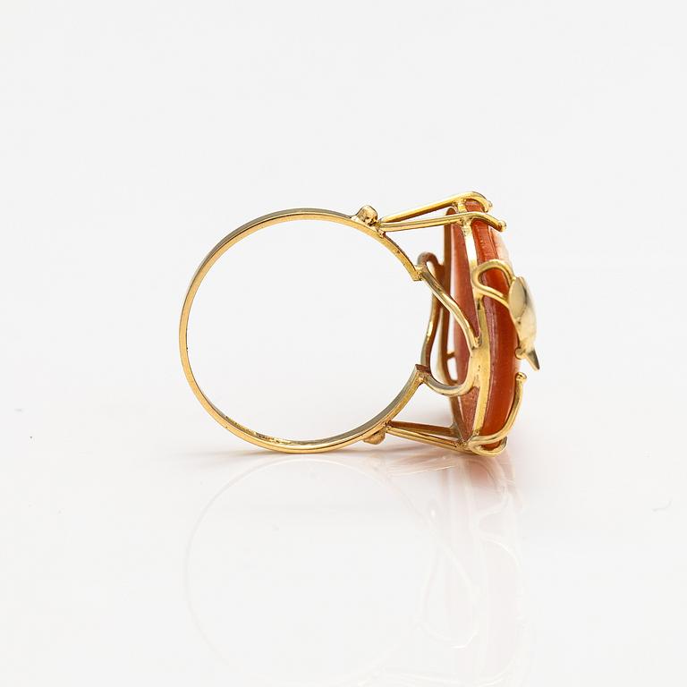 An 18K gold ring with a seashell cameo. Italy.