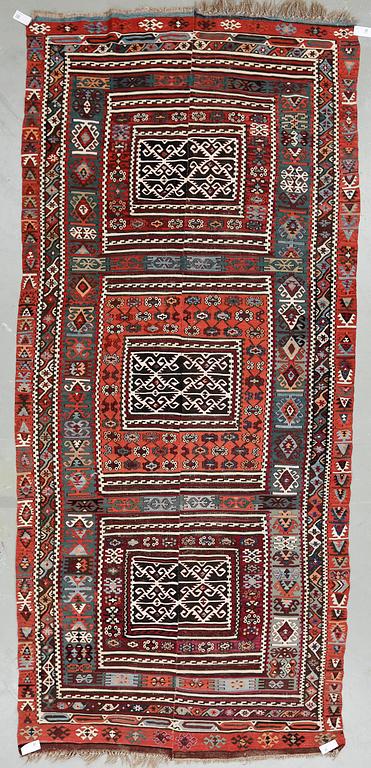 MATTA, semiantik Kelim. Ca 395x178 cm.