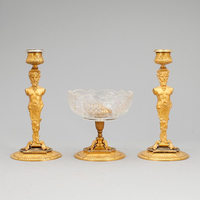 LJUSSTAKAR samt SKÅL, förgylld brons och glas, empire/empiretyp, 1800-tal.