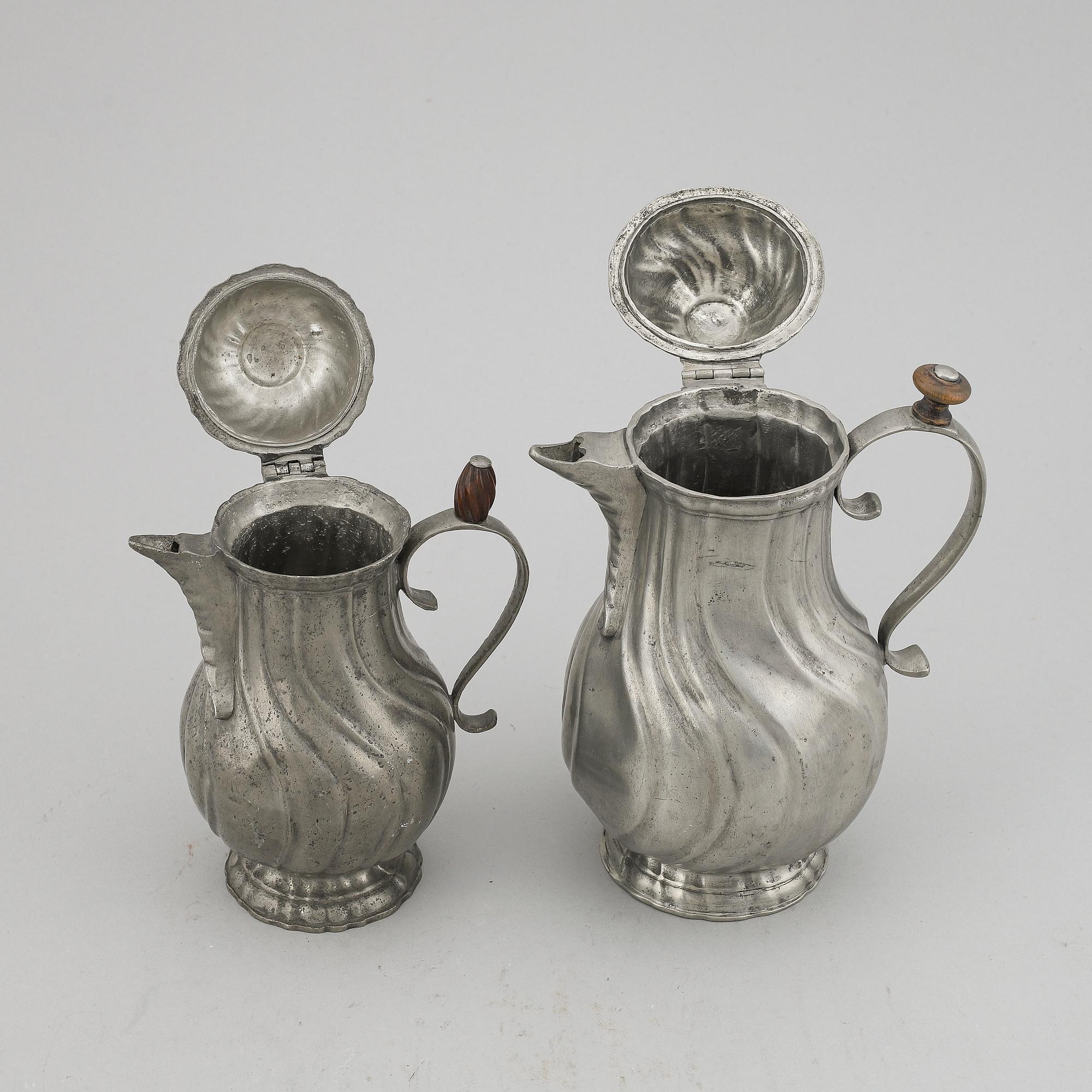 A pair of rococo style pewter coffee pots, from around year 1900.