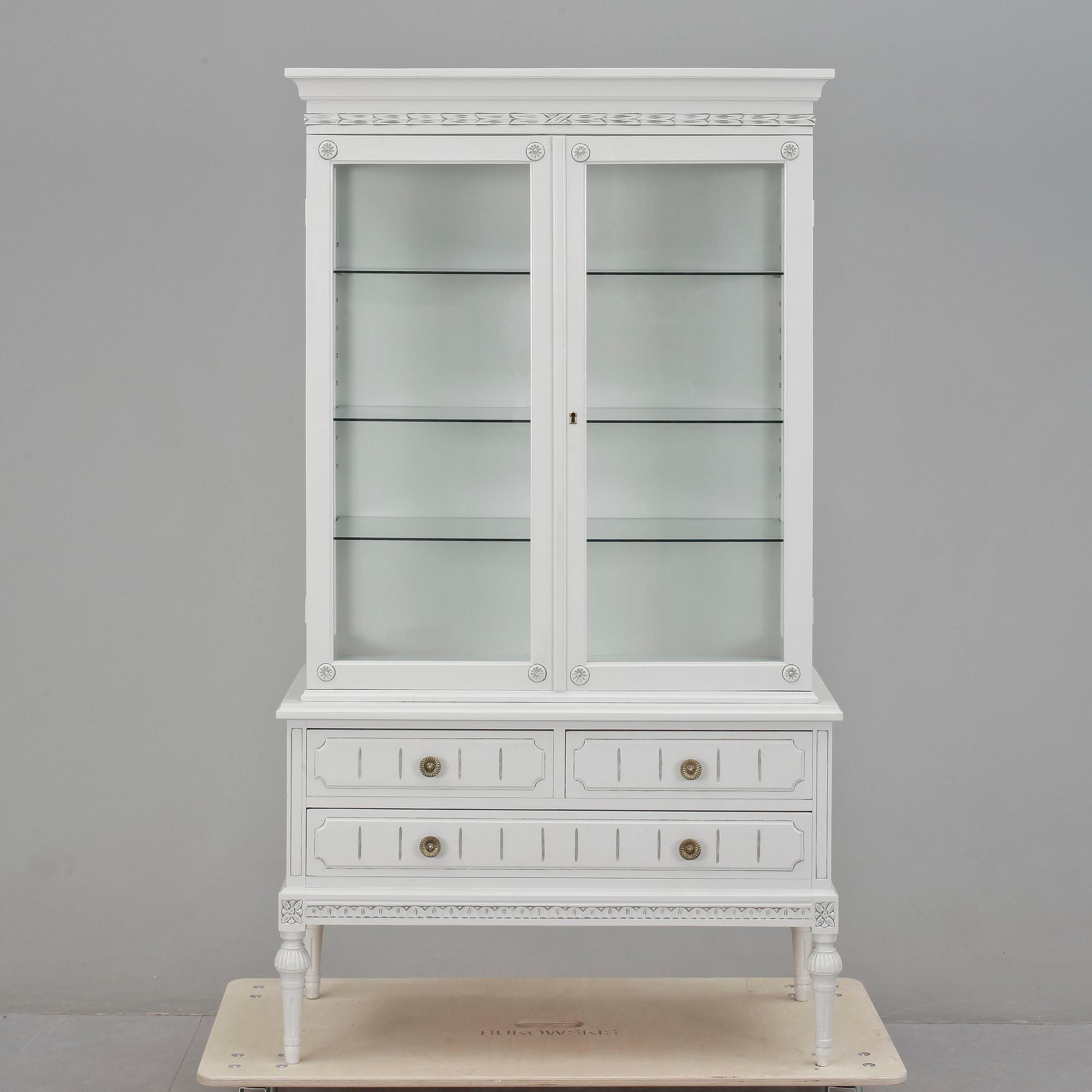 VITRINSKÅP, gustaviansk stil, 1900-tal.