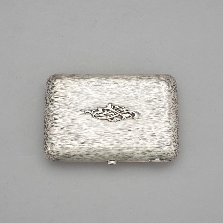 CIGARETTETUI, silver, Nikolay Shepelev, Riga, Lettland. 1902-1919. Vikt ca 325 gram.