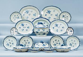 1724. A blue and white dinner service, Qing dynasty, Qianlong (1736-95). (87 pieces).