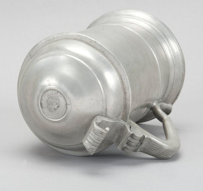 A PEWTER TANKARD,