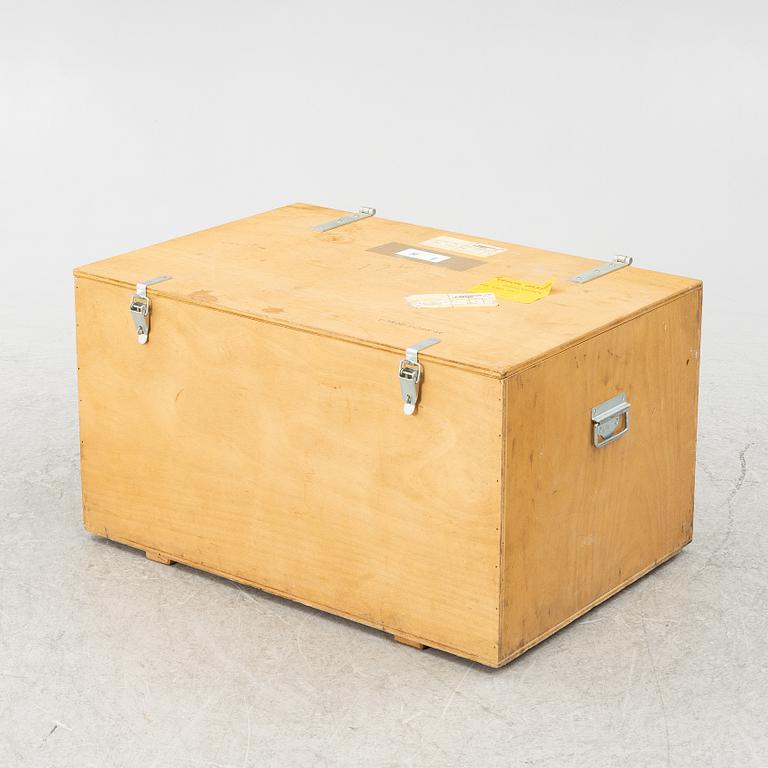 Patek Philippe, display case, 69 x 39 x 30 cm.