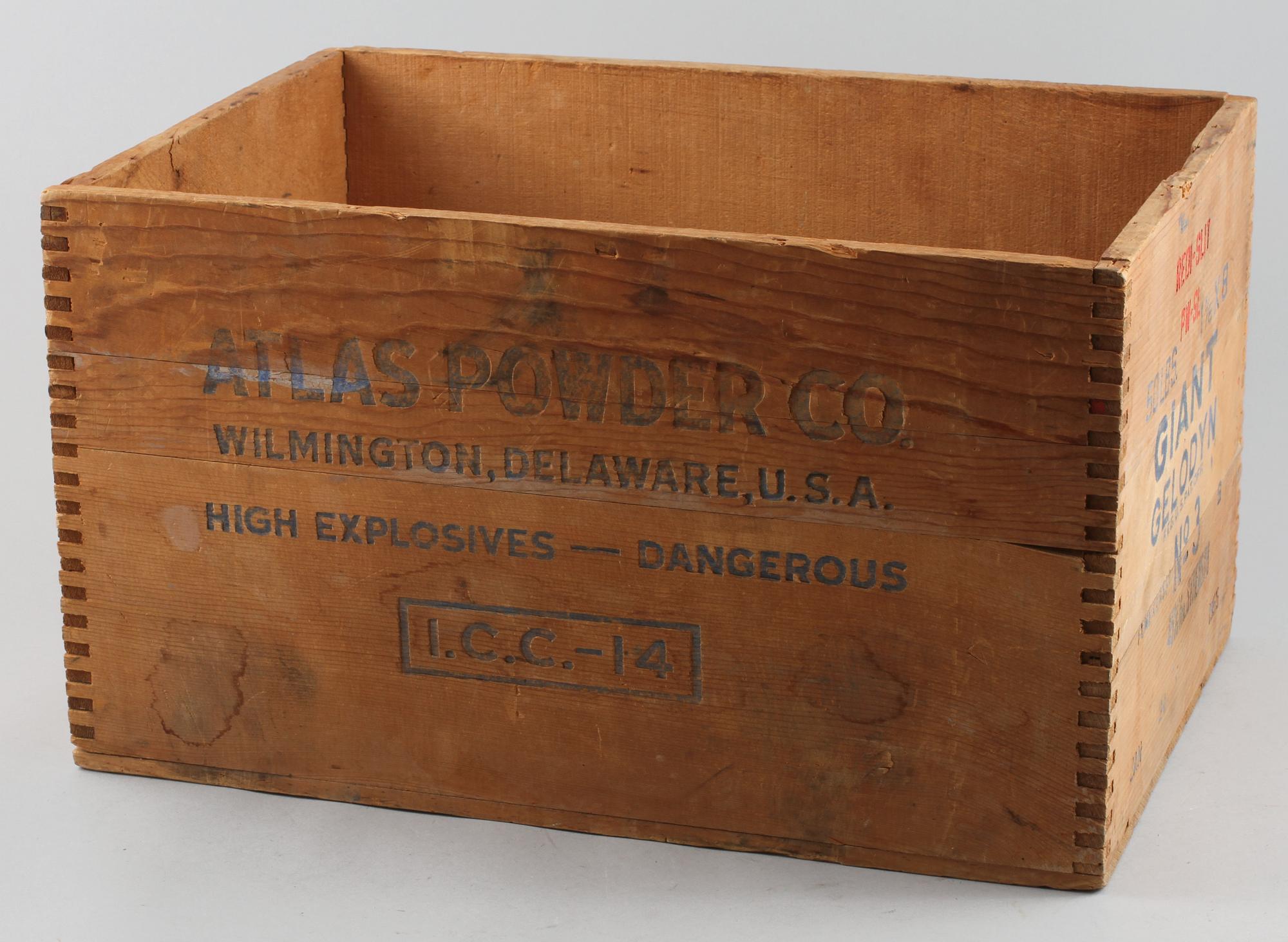 FÖRVARINGSLÅDA, trä, daterad 1955.