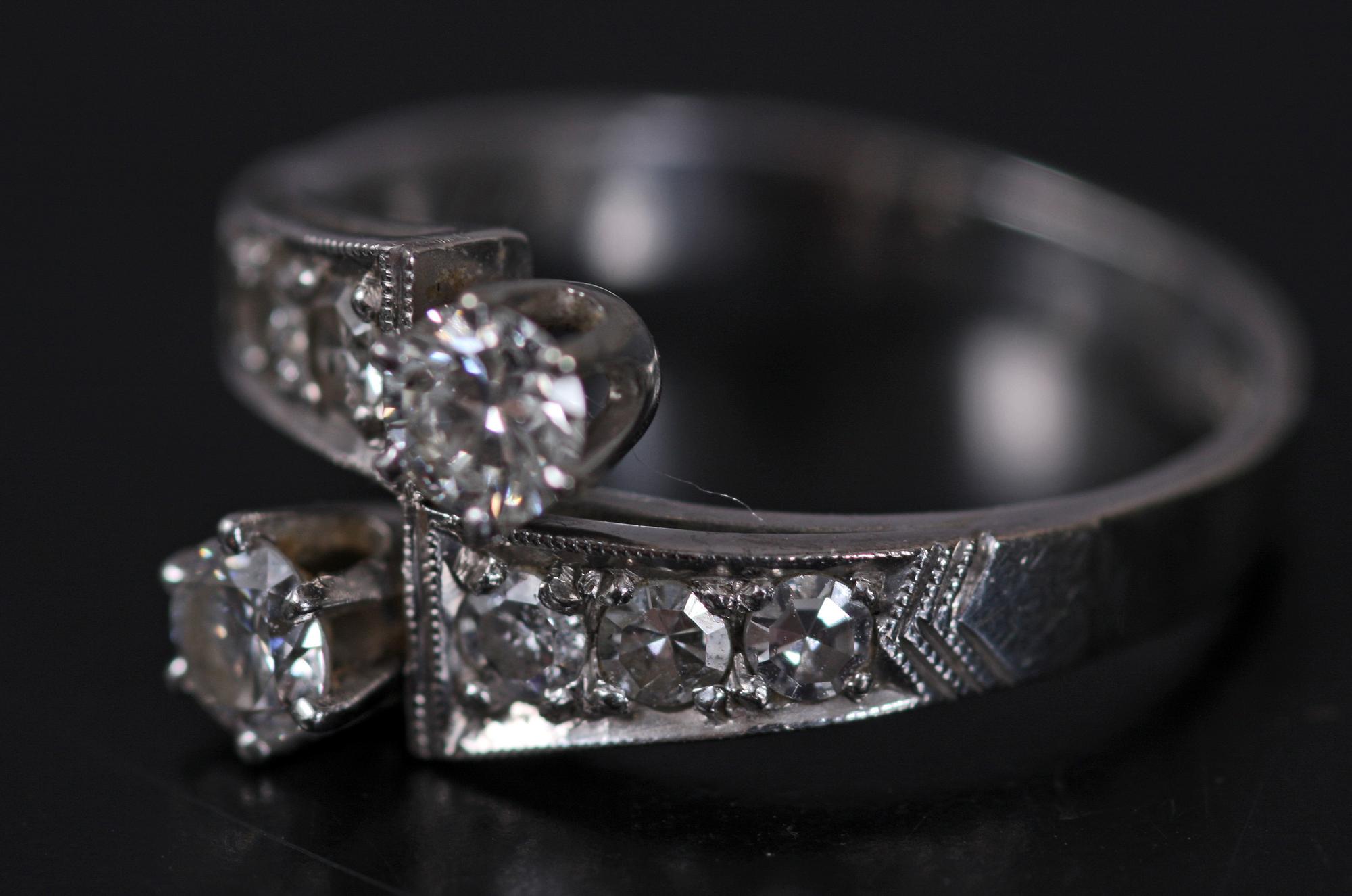 RING, vitguld m biljanter tot ca 0,75 carat.