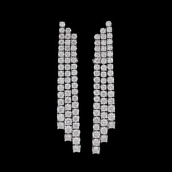 1046. A pair of brilliant cut diamond earrings, tot. app. 6.05 cts.