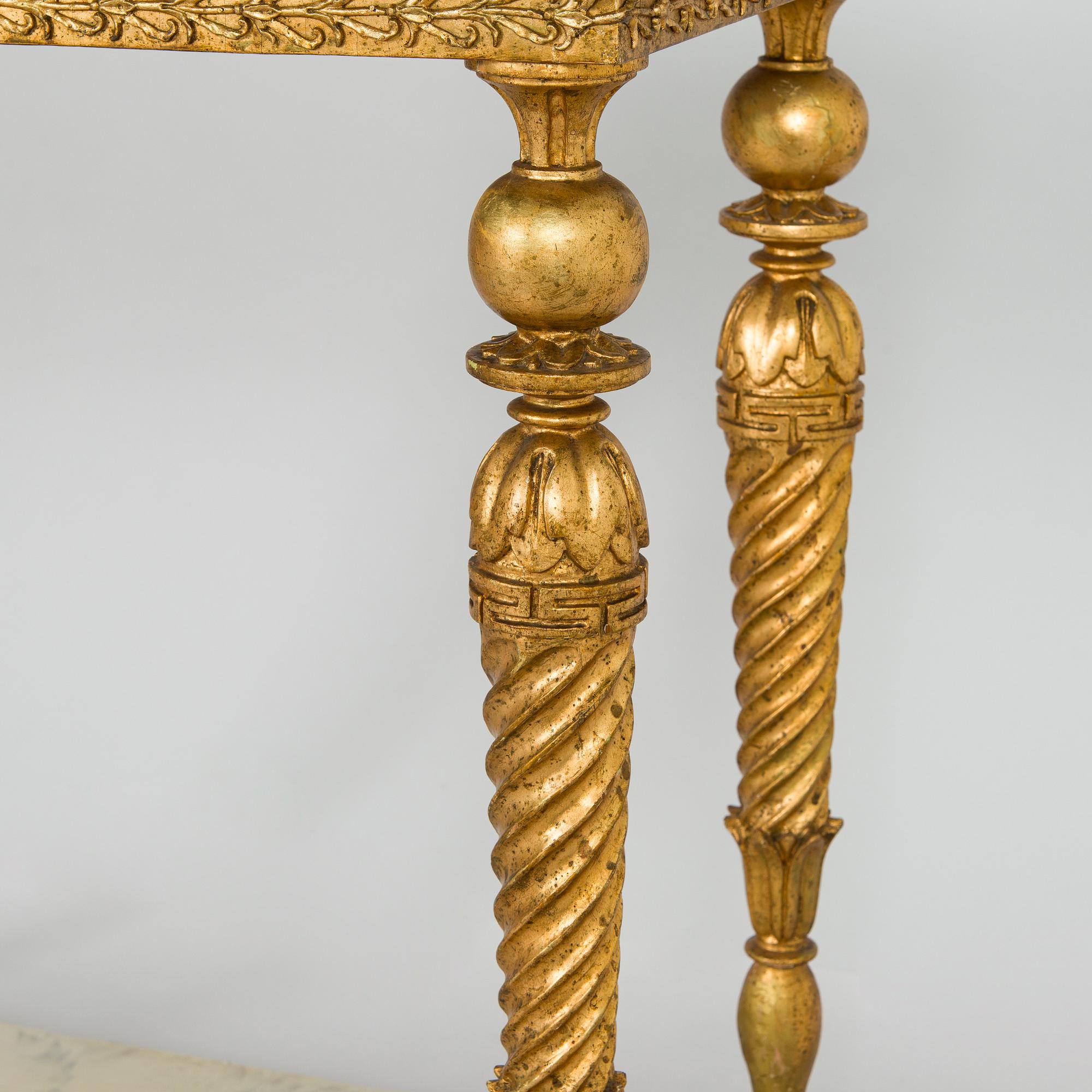 Jonas Frisk, Konsolipöytä, signeerattu J Frisk (toiminut 1805 - 1824), Tukholman hallileima, epäselvä vuosi. Myöhäiskustavilainen.