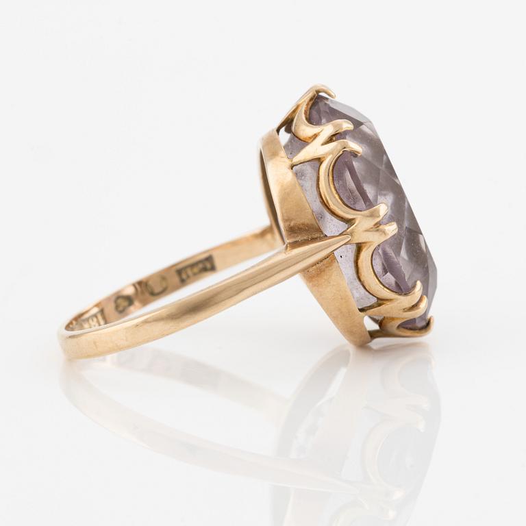 Ring, 18K guld med oval ametist.
