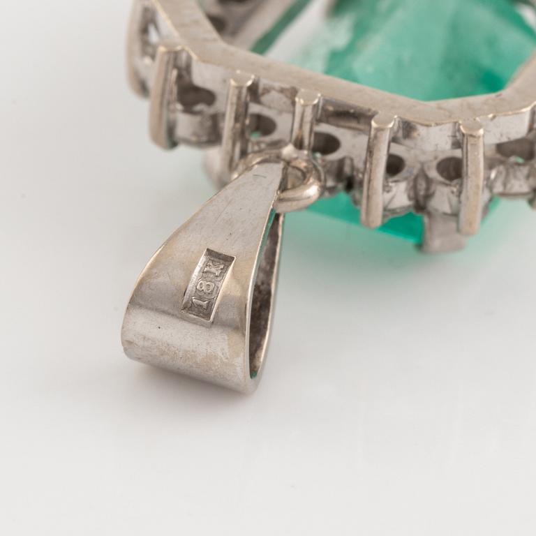 Pendant 18K white gold with an emerald and brilliant-cut diamonds.