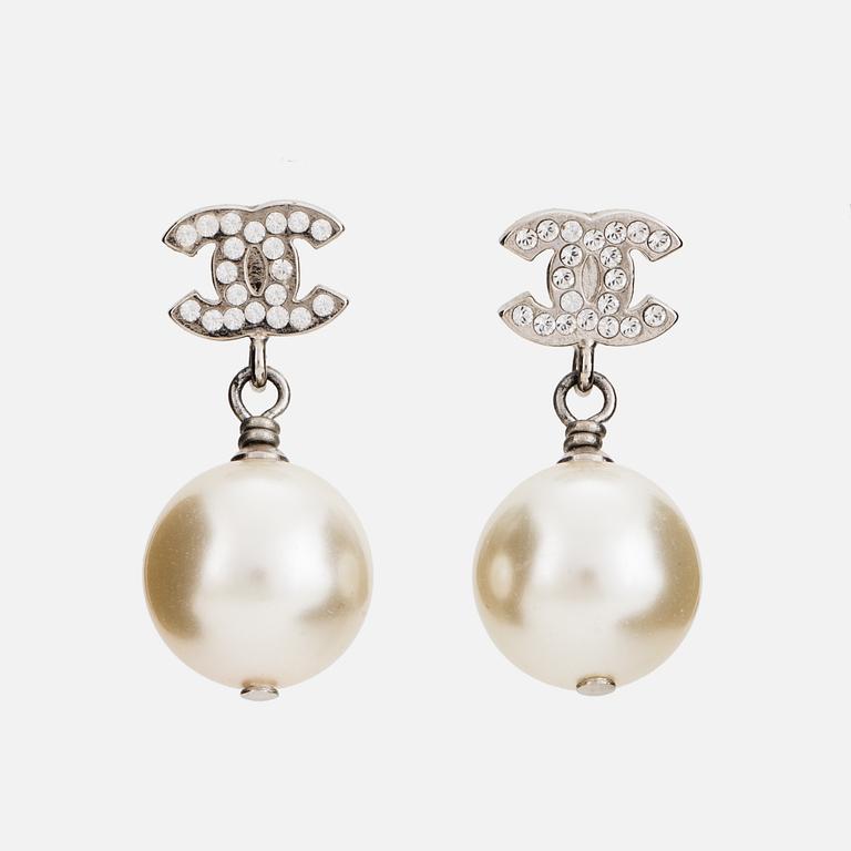 CHANEL, örhängen, logo i vitmetall.