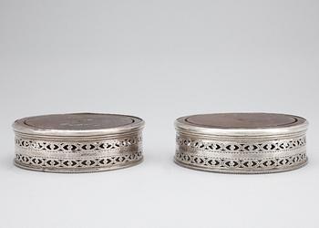 COASTERS, ett par, silver, Hester Bateman, London, England, 1785.