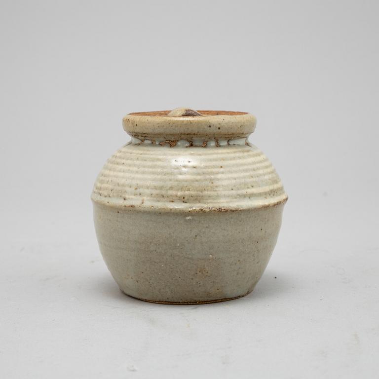 Tatsuzō Shimaoka, a stoneware urn with cover, Japan.