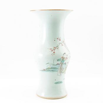 A Chinese vase, 20th century.