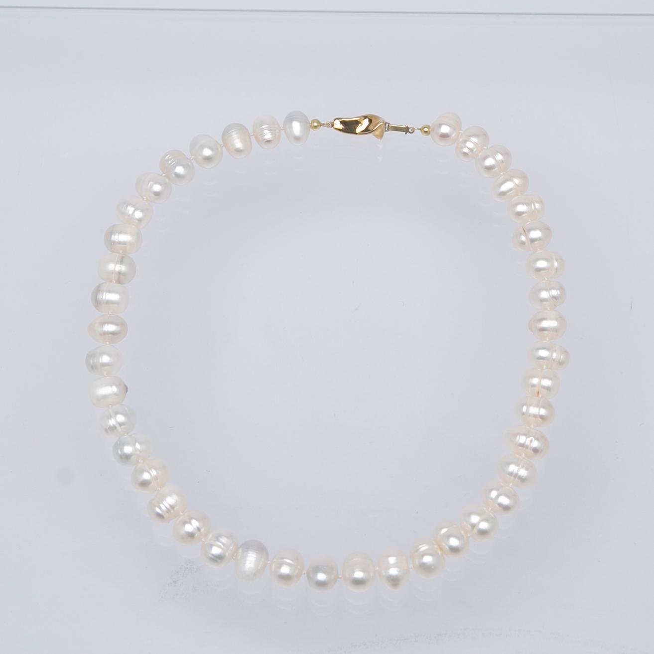 Necklace, cultured freshwater pearls and clasp 14K gold.