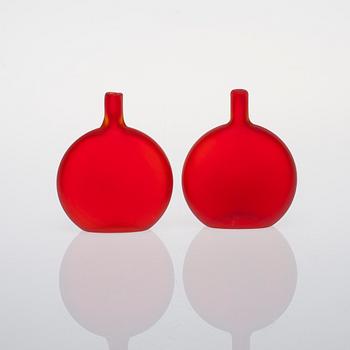 FLASKOR, 2 st, glas, "Smultronstället", signerade O. Toikka Nuutajärvi. 1980-tal.
