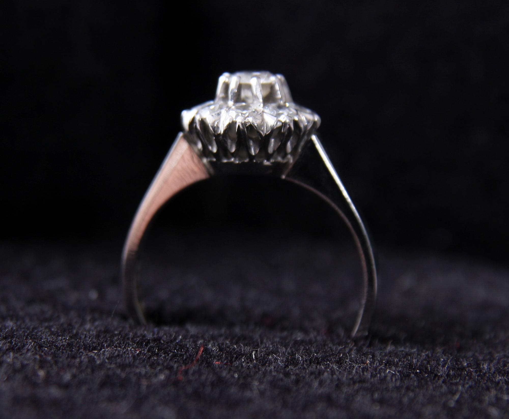 RING, vitguld 18 K med 8+1 diamanter, tot 0,56 ct enl gravyr.
