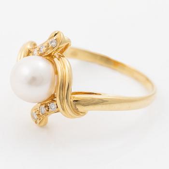 18K gold ring with a cultured pearl and small brilliant-cut diamonds.