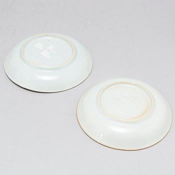 KOPPAR, tre stycken, FAT, två stycken, porslin. Qingdynastin, 1700-tal.