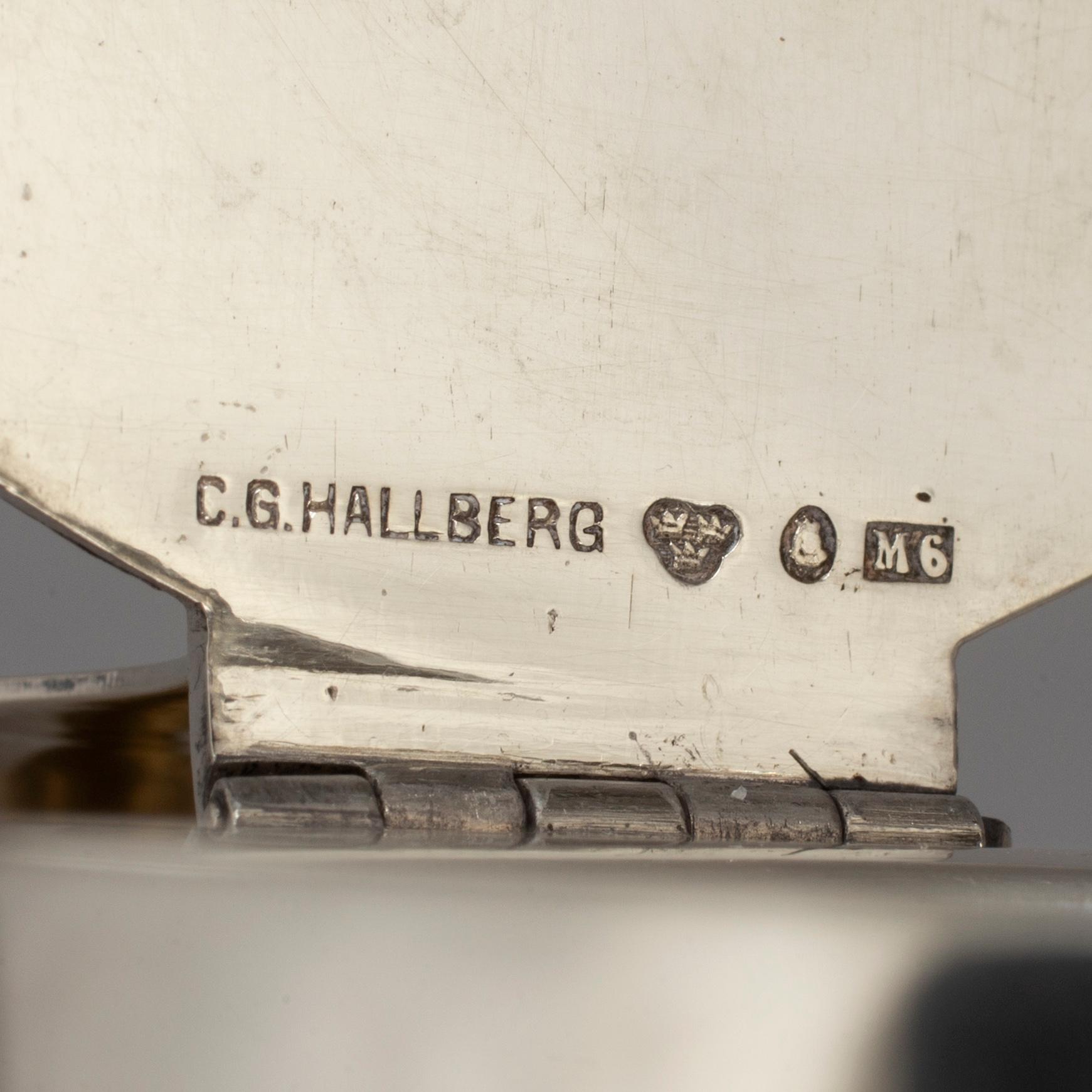 A pair of caraffes with silver mountings by CG Hallberg, Stockholm 1890.