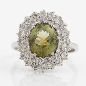 Ring, cocktailring 18K vitguld med ljusgrön turmalin och briljantslipade diamanter.