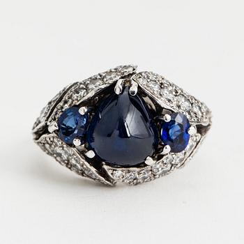 RING, 18K white gold with sapphires approx 6.60 cts + diamonds 1.45 cts.