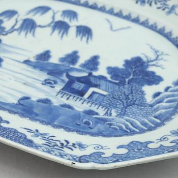 A blue and white export porcelain serving dish, China, Qianlong (1736-95).