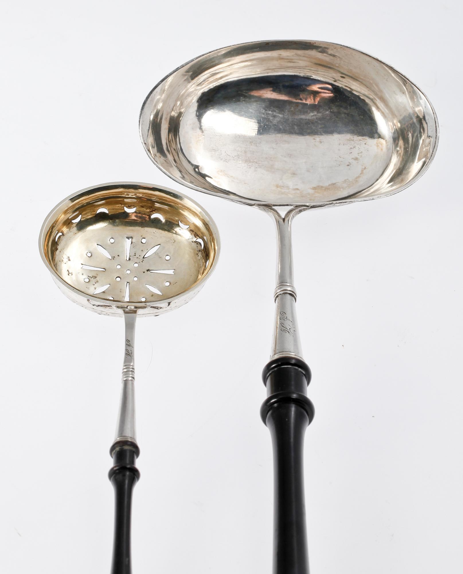 SOPPSLEV samt STRÖSKED, silver, bl.a. Jonas Lindberg. 1800-tal. Total vikt ca 92 g.